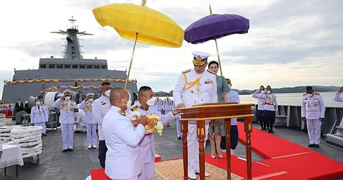 พระบาทสมเด็จพระเจ้าอยู่หัว และสมเด็จพระนางเจ้าฯ พระบรมราชินี ทรงประกอบพิธีเจิมเรือหลวงช้าง