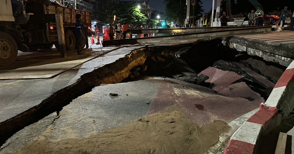 สะพานเกษะโกมล ถนนทรุด เป็นหลุมใหญ่