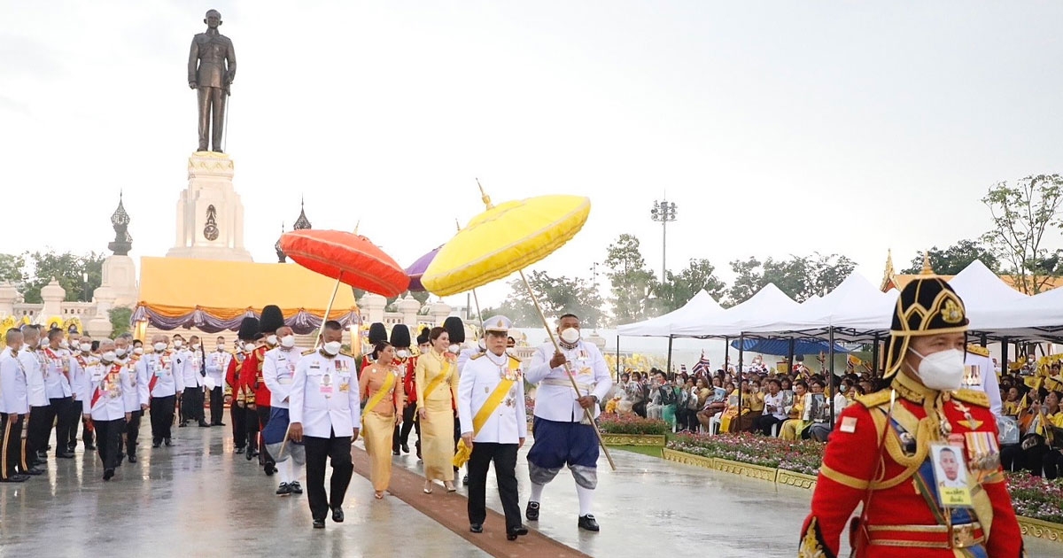 ในหลวง พระราชินี ทรงวางพวงมาลาถวายราชสักการะ พระบรมราชานุสาวรีย์รัชกาลที่ 9