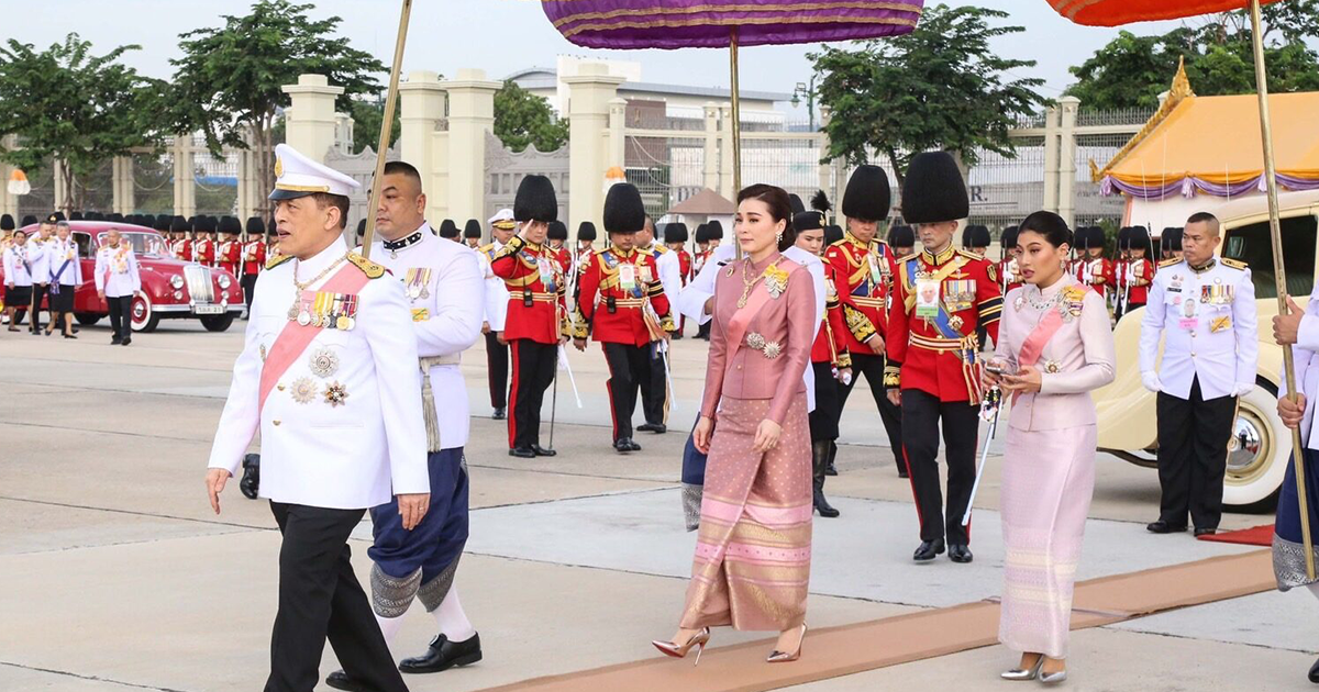 ในหลวง พระราชินี ทรงวางพวงมาลาพระบรมราชานุสรณ์ รัชกาลที่ 5 เนื่องในวันปิยมหาราช