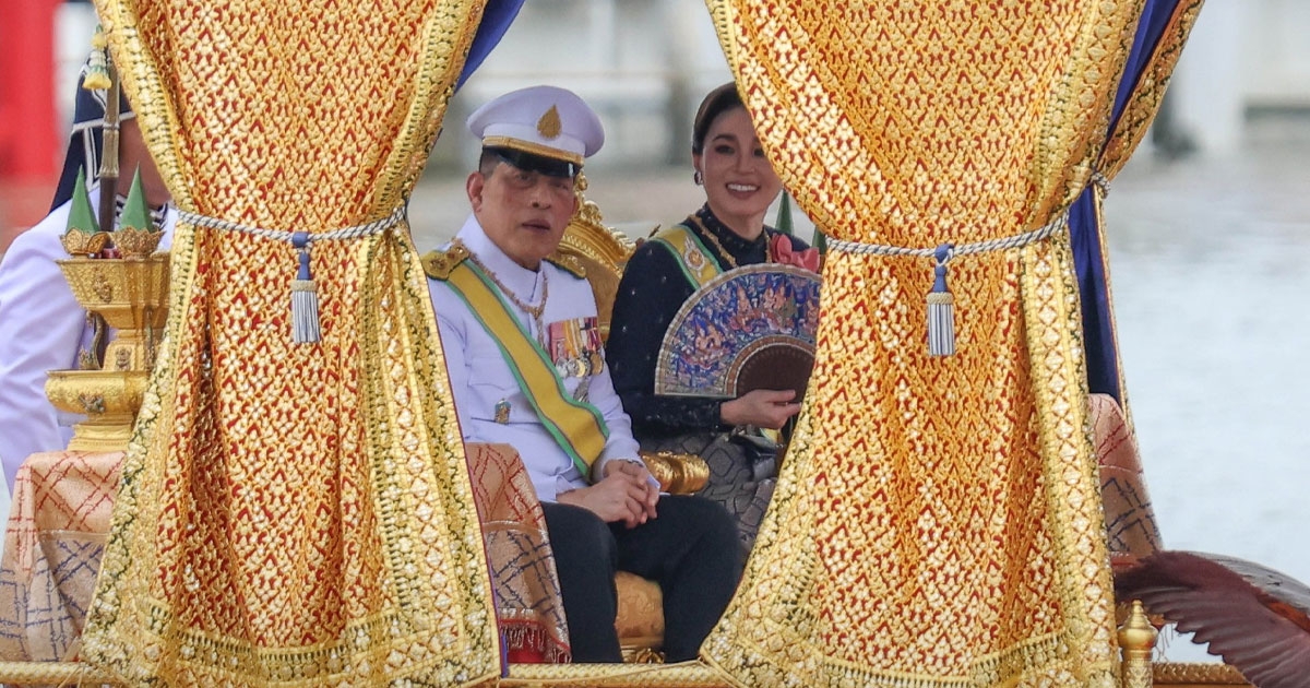 ในหลวง-พระราชินี เสด็จฯ ถวายผ้าพระกฐิน โดยขบวนพยุหยาตราทางชลมารค